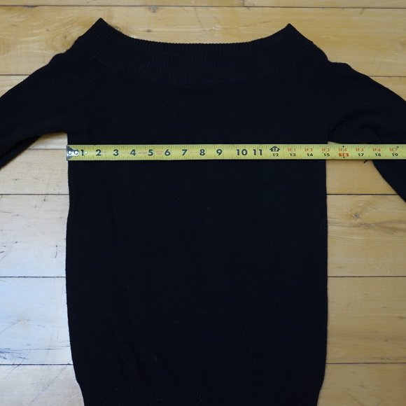 100% Cashmere Holt Renfrew Black Sweater - Picture 3 of 3